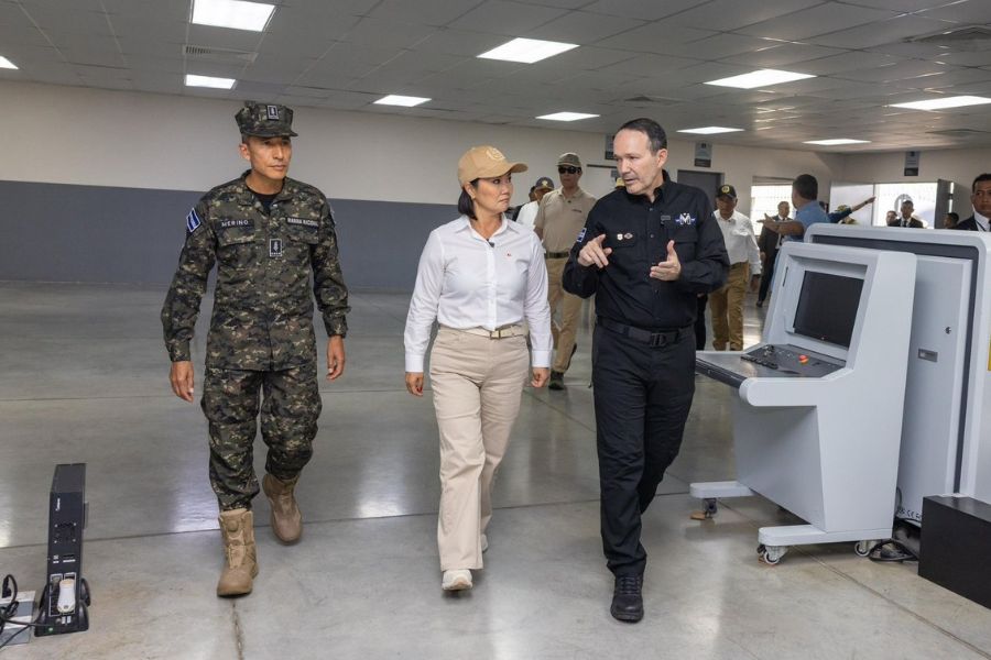 Presidenta Fujimori visitó Centro de Confinamiento del Terrorismo en El Salvador